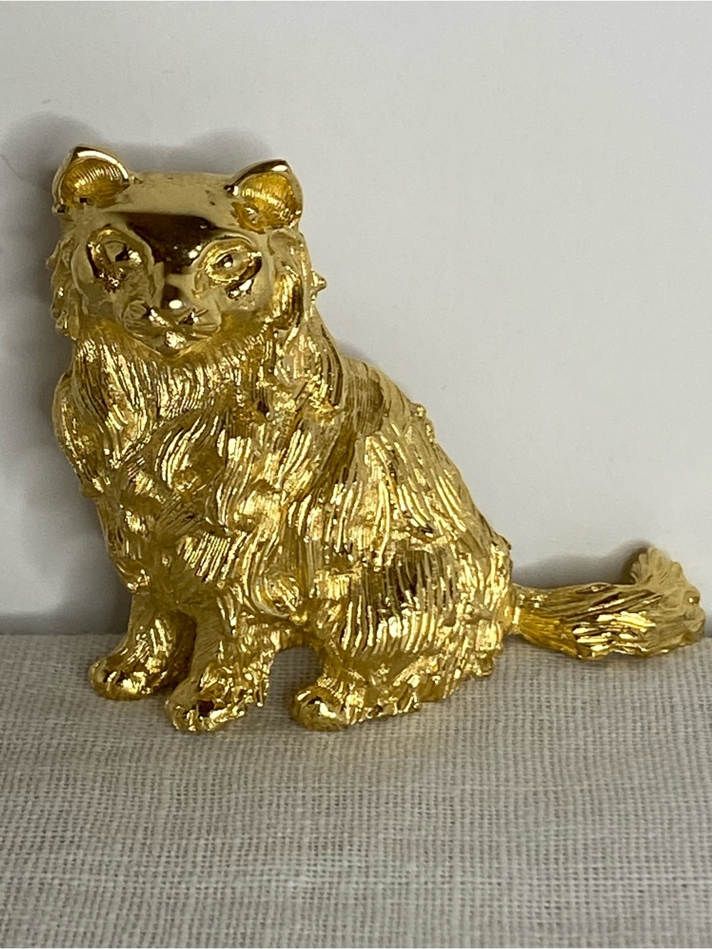 Vintage Crown Trifari Gold Tone Sitting Persian Cat Brooch Signed
